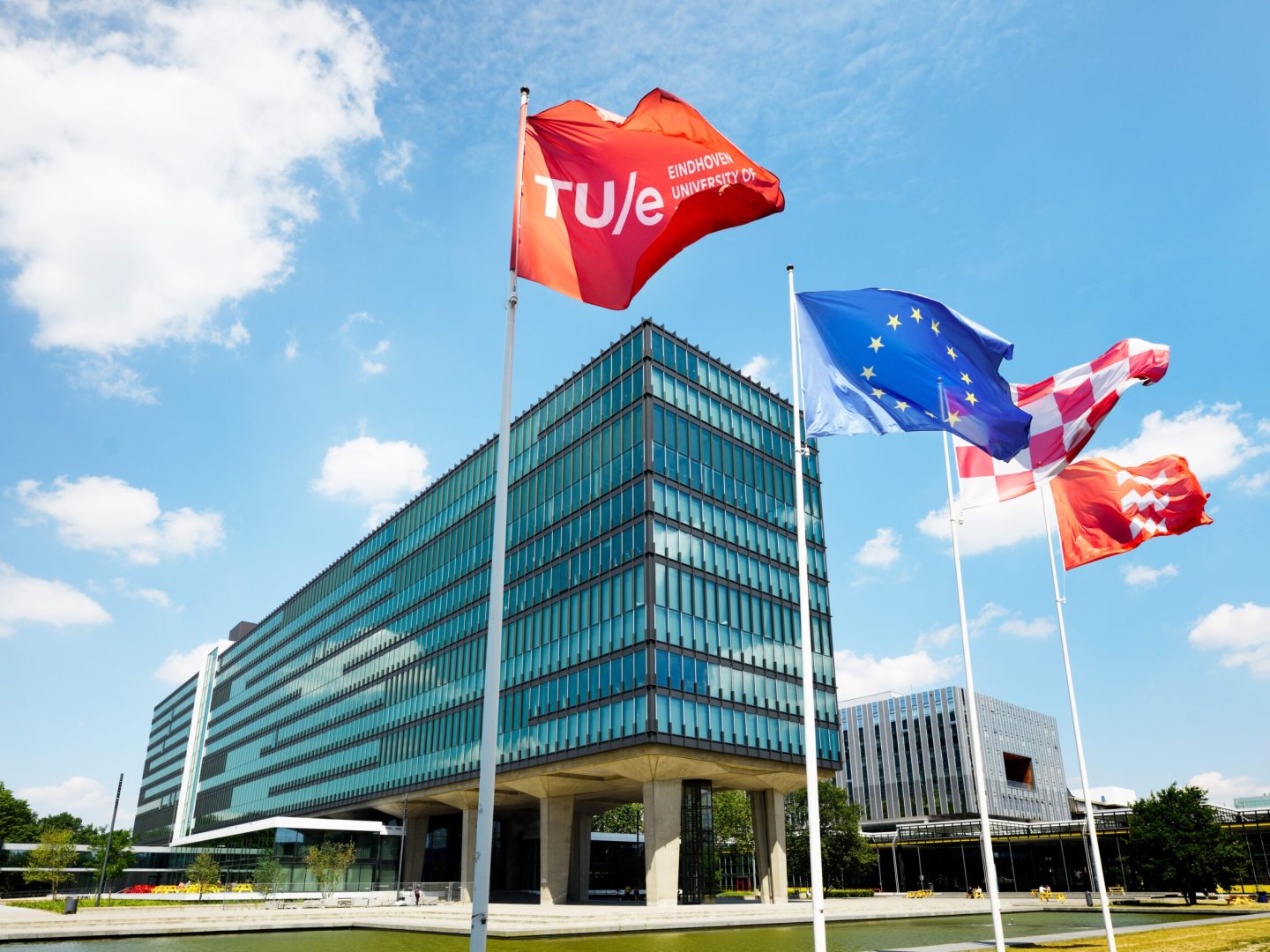 vlaggen van TU Eindhoven, Europa, Noord-Brabant & gemeente Eindhoven op de TU/e campus